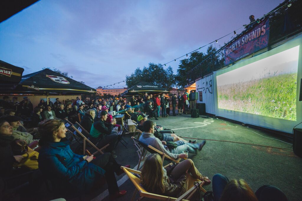 Contain[era] The European Mobility and Materialized Information